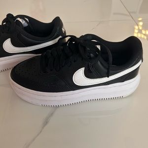 Nike Alta platform court version